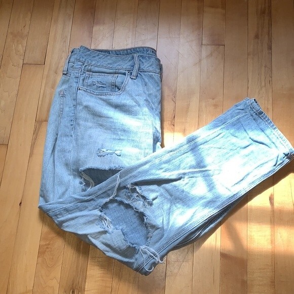 American Eagle Tomgirl Ripped Jeans 10 - Picture 7 of 10